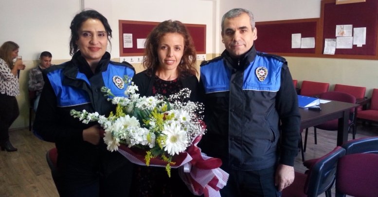 Polisler, şehit eşi öğretmeni unutmadılar