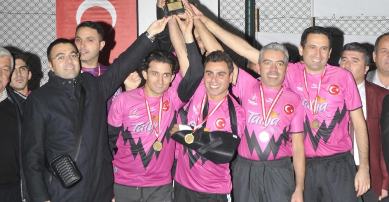 Sağlıkçılar kupayı kaldırdı