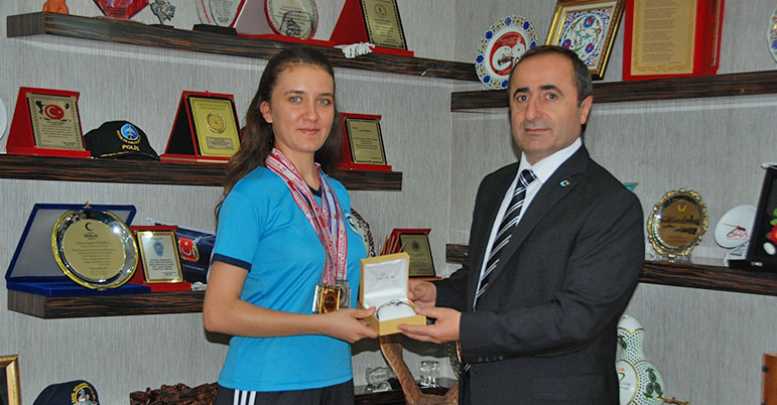 Şampiyondan Müdüre ziyaret