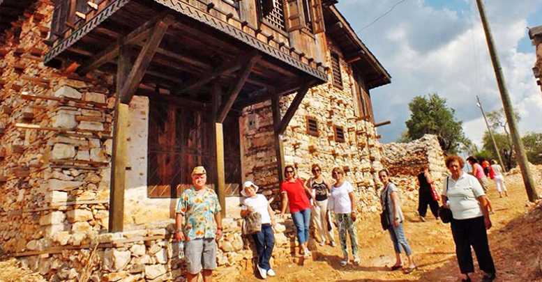 Sarıhacılar’da Düğmeli Evler