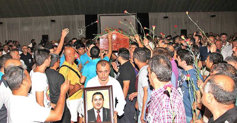Sevilen turizmcinin cenazesinde karanfil yağmuru