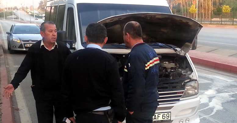 Seyir halindeki minibüste yangın