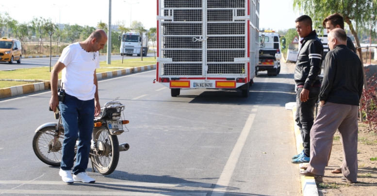 Sıkıştırılan sürücü refüje çarpıp öldü