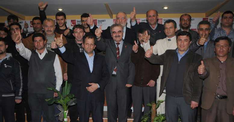 SP’ye katılanlara rozetleri takıldı