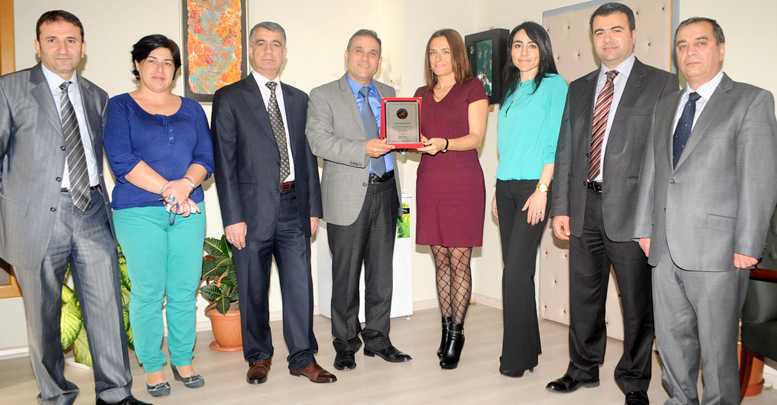 Şube başkanına plaket