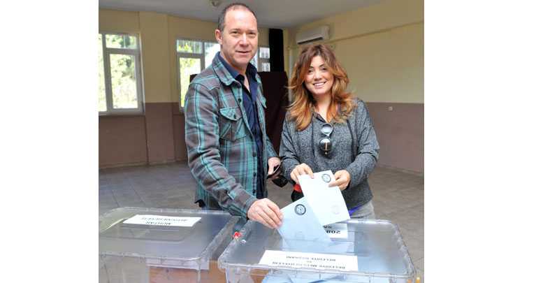 Sümer Ezgü oyunu Kepez’de kullandı