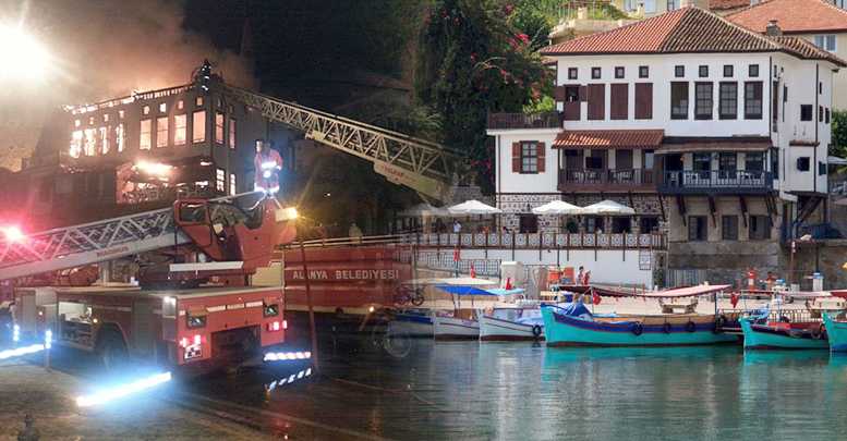 TARİHİ EV KÜL OLDU
