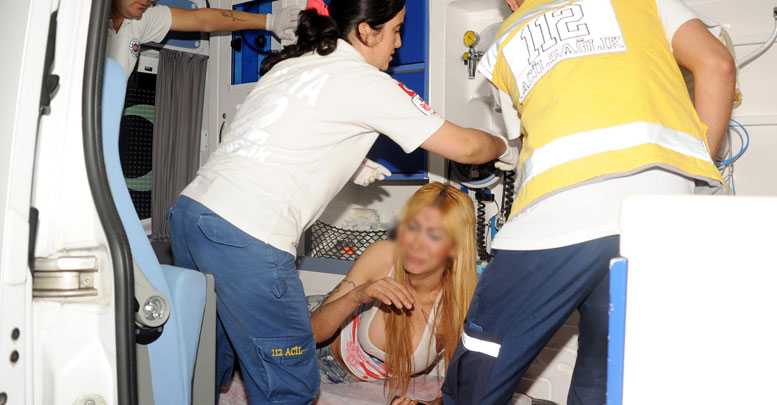 Travestiyi bıçakladılar