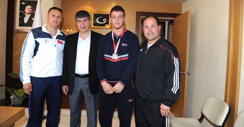 Türel’den milli güreşçiye destek
