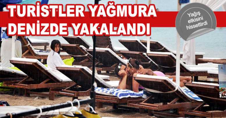 Turistler yağmura denizde yakalandı