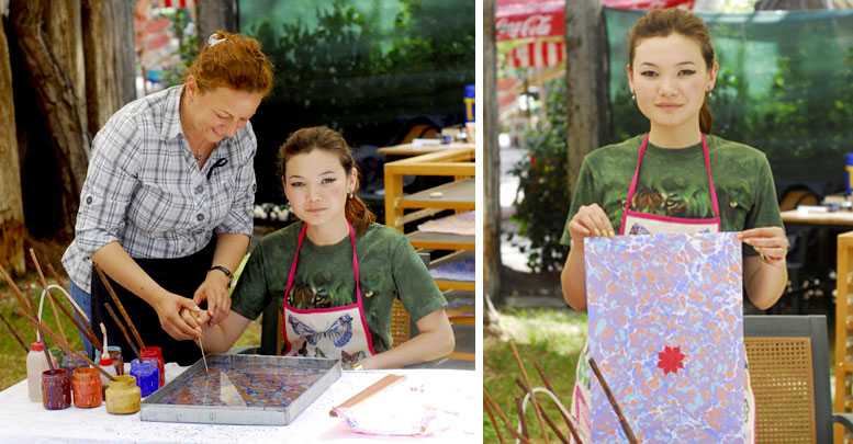 Turistlere 'ebru' öğretiyor