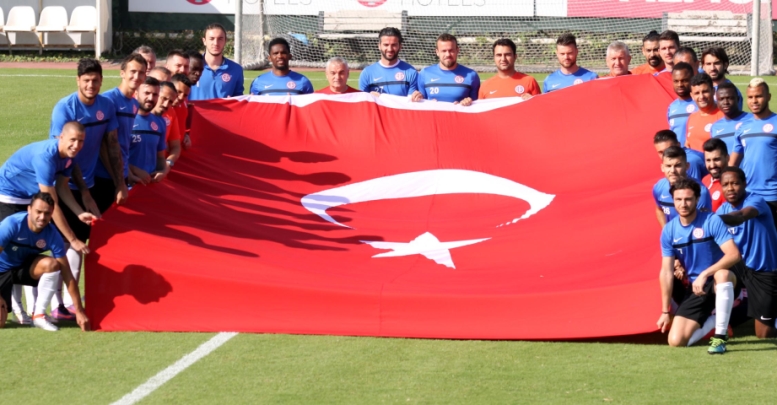 Türk bayraklı kutlama