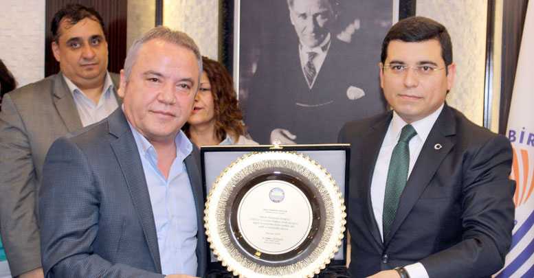 TÜTÜNCÜ BAYRAĞI ALDI