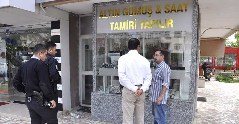 Vitrin Camını Kırıp 40 Saati Çaldılar