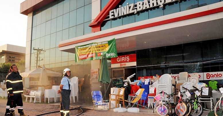 Yapı markette korkutan yangın