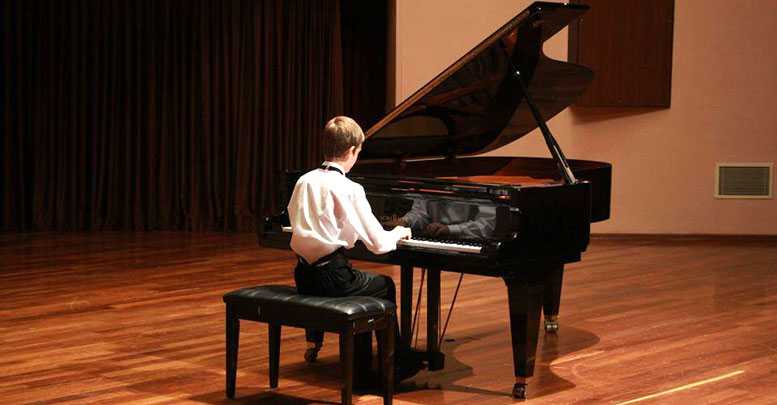 Yuriy Sayutkin'in öğrencilerinden piyano resitali