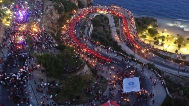 Antalya akşamını Cumhuriyet meşaleleri aydınlattı